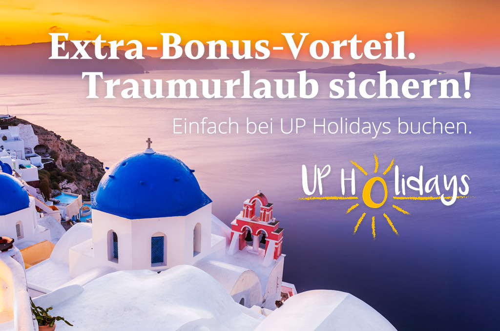 Sonnenuntergang über Santorini mit den ikonischen weißen Häusern und blauen Kuppelkirchen, bewirbt 7% Bonus auf Reisen bei UP Holidays.